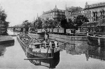 _kanał gliwicki w centrum gliwic z barką 1200.jpg (905486 bytes)